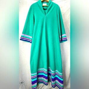 Vintage Vanity Fair Womens Sz Med Green Polyester Woman Robe Housecoat 70’s Era